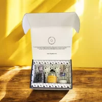 78 Grados Deluxe – Caja con mini botellas de licores surtidos – 3 Referencias de miniaturas de licor: Absolut Vodka, Ginebra Gin Selva, Aguardiente Desquite – Caja Referencia 17 – Regalos con mini botellas de licores – Regalos corporativos.