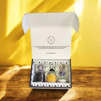 78 Grados Deluxe - Caja con mini botellas de licores surtidos - 3 Referencias de miniaturas de licor: Absolut Vodka, Ginebra Gin Selva, Aguardiente Desquite - Caja Referencia 17 - Regalos con mini botellas de licores - Regalos corporativos.