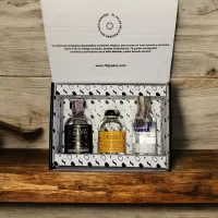 78 Grados Deluxe – Caja con mini botellas de licores surtidos – 3 Referencias de miniaturas de licor: Absolut Vodka, Ginebra Gin Selva, Aguardiente Desquite – Caja Referencia 17 – Regalos con mini botellas de licores – Regalos corporativos.