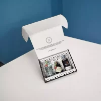 78 Grados Deluxe – Caja con 3 mini botellas de Ginebras Surtidas – Caja con 3 mini botellas: Ginebra The London No 1, Ginebra Hendrick’s, Ginebra Whiley Neill Original – Regalos con mini botellas de licores – Regalos corporativos.
