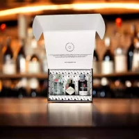 78 Grados Deluxe – Caja con 3 mini botellas de Ginebras Surtidas – Caja con 3 mini botellas: Ginebra The London No 1, Ginebra Hendrick’s, Ginebra Whiley Neill Original – Regalos con mini botellas de licores – Regalos corporativos.