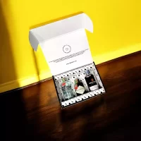 78 Grados Deluxe – Caja con 3 mini botellas de Ginebras Surtidas – Caja con 3 mini botellas: Ginebra The London No 1, Ginebra Hendrick’s, Ginebra Whiley Neill Original – Regalos con mini botellas de licores – Regalos corporativos.