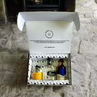 78 Grados Deluxe – Caja con mini botellas de licores colombianos – 3 Referencias de miniaturas de licor: Aguardiente, Ron, Ginebra – Caja Referencia 6 – Regalos con mini botellas de licores colombia – Regalos corporativos.