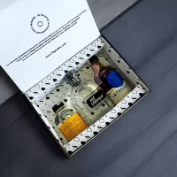 78 Grados Deluxe – Caja con mini botellas de licores colombianos – 3 Referencias de miniaturas de licor: Aguardiente, Ron, Ginebra – Caja Referencia 6 – Regalos con mini botellas de licores colombia – Regalos corporativos.