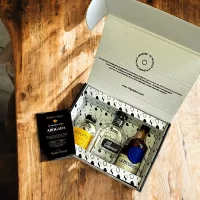 78 Grados Deluxe – Caja con mini botellas de licores colombianos – 3 Referencias de miniaturas de licor: Aguardiente, Ron, Ginebra – Caja Referencia 6 – Regalos con mini botellas de licores colombia – Regalos corporativos.