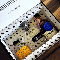 78 Grados Deluxe – Caja con mini botellas de licores colombianos – 3 Referencias de miniaturas de licor: Aguardiente, Ron, Ginebra – Caja Referencia 6 – Regalos con mini botellas de licores colombia – Regalos corporativos.