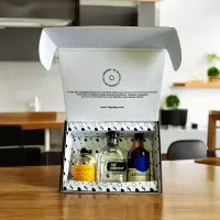 78 Grados Deluxe – Caja con mini botellas de licores colombianos – 3 Referencias de miniaturas de licor: Aguardiente, Ron, Ginebra – Caja Referencia 6 – Regalos con mini botellas de licores colombia – Regalos corporativos.