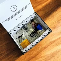 78 Grados Deluxe – Caja con mini botellas de licores colombianos – 3 Referencias de miniaturas de licor: Aguardiente, Ron, Ginebra – Caja Referencia 6 – Regalos con mini botellas de licores colombia – Regalos corporativos.