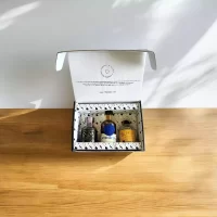 78 Grados Deluxe – Caja con mini botellas de licores colombianos – 3 Referencias de miniaturas de licor: Aguardiente, Ron, Ginebra – Caja Referencia 8 – Regalos con mini botellas de licores colombia – Regalos corporativos.
