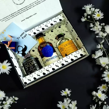 78 Grados Deluxe - Caja con mini botellas de licores colombianos - 3 Referencias de miniaturas de licor: Aguardiente, Ron, Ginebra - Caja Referencia 8 - Regalos con mini botellas de licores colombia - Regalos corporativos.