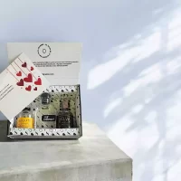 78 Grados Deluxe – Caja con mini botellas de licores colombianos – 3 Referencias de miniaturas de licor: Aguardiente, Ron, Ginebra – Caja Referencia 8 – Regalos con mini botellas de licores colombia – Regalos corporativos.