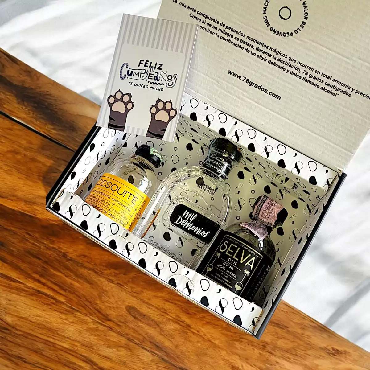 78 Grados Deluxe - Caja con mini botellas de licores colombianos - 3 Referencias de miniaturas de licor: Aguardiente, Ron, Ginebra - Caja Referencia 8 - Regalos con mini botellas de licores colombia - Regalos corporativos. 78 Grados Deluxe - Caja con mini botellas de licores colombianos - 3 Referencias de miniaturas de licor: Aguardiente, Ron, Ginebra - Caja Referencia 8 - Regalos con mini botellas de licores colombia - Regalos corporativos.