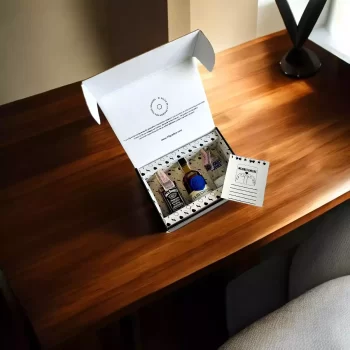 78 Grados Deluxe - Caja con mini botellas de licores surtidos - 3 Referencias de miniaturas de licor: Whisky, Ron, Vodka - Caja Referencia 9 - Regalos con mini botellas de licores - Regalos corporativos.