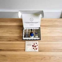 78 Grados Deluxe – Caja con mini botellas de licores surtidos – 3 Referencias de miniaturas de licor: Whisky, Ron, Vodka – Caja Referencia 9 – Regalos con mini botellas de licores – Regalos corporativos.