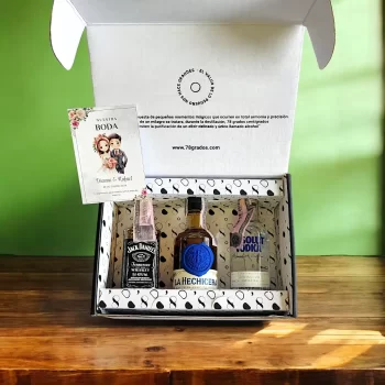 78 Grados Deluxe - Caja con mini botellas de licores surtidos - 3 Referencias de miniaturas de licor: Whisky, Ron, Vodka - Caja Referencia 9 - Regalos con mini botellas de licores - Regalos corporativos.