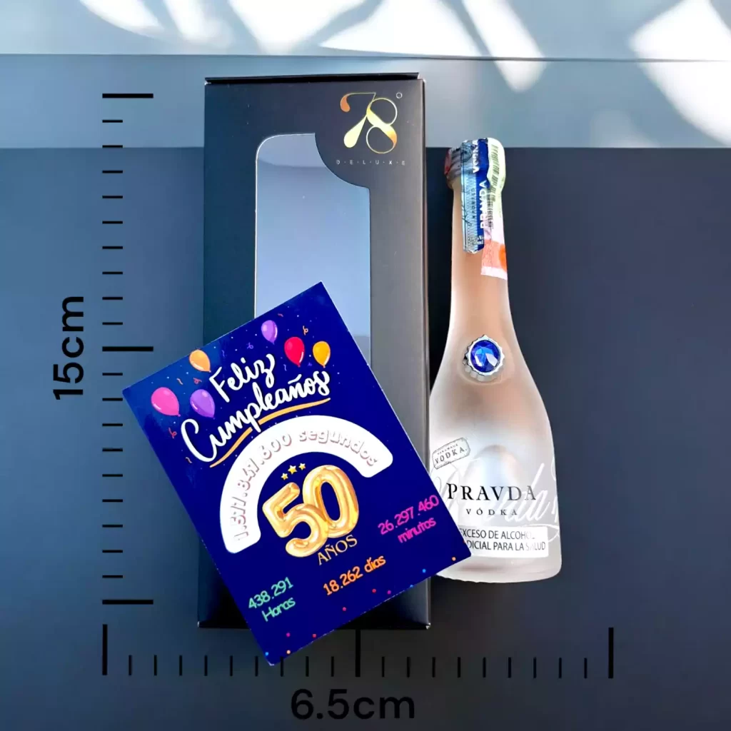 La Mini Botella de Pravda Vodka 50ml es una versión compacta de uno de los vodkas más exclusivos y refinados del mundo. Elaborado en Polonia, en la histórica región de Bielsko-Biała, este vodka premium es destilado cinco veces a partir de centeno dulce de los montes Cárpatos y agua de manantial cristalina. Su suavidad y pureza lo convierten en una opción ideal para quienes buscan una experiencia premium en cada sorbo. En 78 Grados Deluxe, ofrecemos esta mini botella con una caja premium individual y una tarjeta impresa personalizada, garantizando una presentación elegante y sofisticada, ideal para regalar en cualquier ocasión.