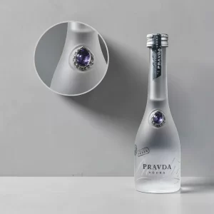 Mini botella de Pravda Vodka - Miniatura de 50mL - Uno de los vodkas más exclusivos y refinados del mundo en versión mini - 78 Grados Deluxe