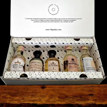 Caja de regalo con mini botellas de Tequila de reposado más tarjeta impresa personalizada. El regalo perfecto para ese jefe, compañero de trabajo, proveedor, cliente, pareja o amigo. Ideal para eventos o regalos corporativos, invitaciones para bodas, cumpleaños y cualquier situación que merezca un toque de lujo. - 78 Grados Deluxe - Pack de tequilas reposados en minibotellitas.