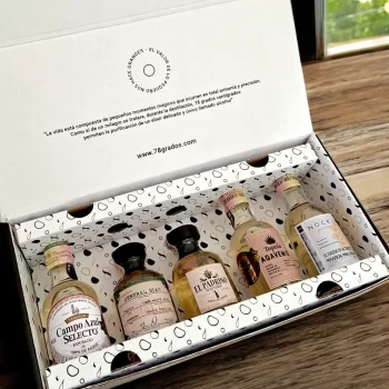 Caja de regalo con mini botellas de Tequila de reposado más tarjeta impresa personalizada. El regalo perfecto para ese jefe, compañero de trabajo, proveedor, cliente, pareja o amigo. Ideal para eventos o regalos corporativos, invitaciones para bodas, cumpleaños y cualquier situación que merezca un toque de lujo. - 78 Grados Deluxe - Pack de tequilas reposados en minibotellitas.
