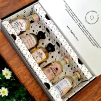 Caja de regalo con mini botellas de Tequila de reposado más tarjeta impresa personalizada. El regalo perfecto para ese jefe, compañero de trabajo, proveedor, cliente, pareja o amigo. Ideal para eventos o regalos corporativos, invitaciones para bodas, cumpleaños y cualquier situación que merezca un toque de lujo. – 78 Grados Deluxe – Pack de tequilas reposados en minibotellitas.