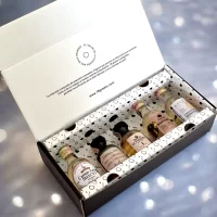 Caja de regalo con mini botellas de Tequila de reposado más tarjeta impresa personalizada. El regalo perfecto para ese jefe, compañero de trabajo, proveedor, cliente, pareja o amigo. Ideal para eventos o regalos corporativos, invitaciones para bodas, cumpleaños y cualquier situación que merezca un toque de lujo. – 78 Grados Deluxe – Pack de tequilas reposados en minibotellitas.