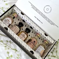 Caja de regalo con mini botellas de Tequila de reposado más tarjeta impresa personalizada. El regalo perfecto para ese jefe, compañero de trabajo, proveedor, cliente, pareja o amigo. Ideal para eventos o regalos corporativos, invitaciones para bodas, cumpleaños y cualquier situación que merezca un toque de lujo. – 78 Grados Deluxe – Pack de tequilas reposados en minibotellitas.