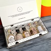 Caja de regalo con mini botellas de Tequila de reposado más tarjeta impresa personalizada. El regalo perfecto para ese jefe, compañero de trabajo, proveedor, cliente, pareja o amigo. Ideal para eventos o regalos corporativos, invitaciones para bodas, cumpleaños y cualquier situación que merezca un toque de lujo. – 78 Grados Deluxe – Pack de tequilas reposados en minibotellitas.