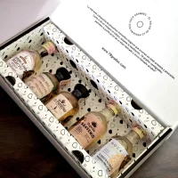 Caja de regalo con mini botellas de Tequila de reposado más tarjeta impresa personalizada. El regalo perfecto para ese jefe, compañero de trabajo, proveedor, cliente, pareja o amigo. Ideal para eventos o regalos corporativos, invitaciones para bodas, cumpleaños y cualquier situación que merezca un toque de lujo. – 78 Grados Deluxe – Pack de tequilas reposados en minibotellitas.