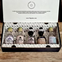 Caja de regalo con mini botellas de Tequila de Agave más tarjeta impresa personalizada. El regalo perfecto para ese jefe, compañero de trabajo, proveedor, cliente, pareja o amigo. Ideal para eventos o regalos corporativos, invitaciones para bodas, cumpleaños y cualquier situación que merezca un toque de lujo. – 78 Grados Deluxe – Pack de tequilas de agave en minibotellitas.