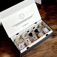 Caja de regalo con mini botellas de Tequila de Agave más tarjeta impresa personalizada. El regalo perfecto para ese jefe, compañero de trabajo, proveedor, cliente, pareja o amigo. Ideal para eventos o regalos corporativos, invitaciones para bodas, cumpleaños y cualquier situación que merezca un toque de lujo. – 78 Grados Deluxe – Pack de tequilas de agave en minibotellitas.