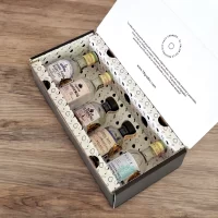 Caja de regalo con mini botellas de Tequila de Agave más tarjeta impresa personalizada. El regalo perfecto para ese jefe, compañero de trabajo, proveedor, cliente, pareja o amigo. Ideal para eventos o regalos corporativos, invitaciones para bodas, cumpleaños y cualquier situación que merezca un toque de lujo. – 78 Grados Deluxe – Pack de tequilas de agave en minibotellitas.
