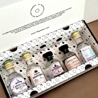Caja de regalo con mini botellas de Tequila de Agave más tarjeta impresa personalizada. El regalo perfecto para ese jefe, compañero de trabajo, proveedor, cliente, pareja o amigo. Ideal para eventos o regalos corporativos, invitaciones para bodas, cumpleaños y cualquier situación que merezca un toque de lujo. – 78 Grados Deluxe – Pack de tequilas de agave en minibotellitas.