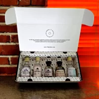 Caja de regalo con mini botellas de Tequila de Agave más tarjeta impresa personalizada. El regalo perfecto para ese jefe, compañero de trabajo, proveedor, cliente, pareja o amigo. Ideal para eventos o regalos corporativos, invitaciones para bodas, cumpleaños y cualquier situación que merezca un toque de lujo. – 78 Grados Deluxe – Pack de tequilas de agave en minibotellitas.