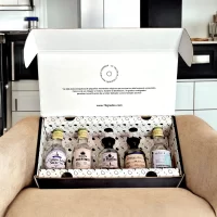 Caja de regalo con mini botellas de Tequila de Agave más tarjeta impresa personalizada. El regalo perfecto para ese jefe, compañero de trabajo, proveedor, cliente, pareja o amigo. Ideal para eventos o regalos corporativos, invitaciones para bodas, cumpleaños y cualquier situación que merezca un toque de lujo. – 78 Grados Deluxe – Pack de tequilas de agave en minibotellitas.