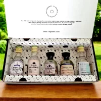 Caja de regalo con mini botellas de Tequila de Agave más tarjeta impresa personalizada. El regalo perfecto para ese jefe, compañero de trabajo, proveedor, cliente, pareja o amigo. Ideal para eventos o regalos corporativos, invitaciones para bodas, cumpleaños y cualquier situación que merezca un toque de lujo. - 78 Grados Deluxe - Pack de tequilas de agave en minibotellitas.