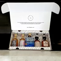 Caja de regalo con mini botellas de Tequila surtidas más tarjeta impresa personalizada. El regalo perfecto para ese jefe, compañero de trabajo, proveedor, cliente, pareja o amigo. Ideal para eventos o regalos corporativos, invitaciones para bodas, cumpleaños y cualquier situación que merezca un toque de lujo. – 78 Grados Deluxe – Pack de tequilas surtidas en minibotellitas.