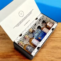 Caja de regalo con mini botellas de Tequila surtidas más tarjeta impresa personalizada. El regalo perfecto para ese jefe, compañero de trabajo, proveedor, cliente, pareja o amigo. Ideal para eventos o regalos corporativos, invitaciones para bodas, cumpleaños y cualquier situación que merezca un toque de lujo. – 78 Grados Deluxe – Pack de tequilas surtidas en minibotellitas.