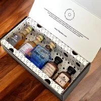 Caja de regalo con mini botellas de Tequila surtidas más tarjeta impresa personalizada. El regalo perfecto para ese jefe, compañero de trabajo, proveedor, cliente, pareja o amigo. Ideal para eventos o regalos corporativos, invitaciones para bodas, cumpleaños y cualquier situación que merezca un toque de lujo. – 78 Grados Deluxe – Pack de tequilas surtidas en minibotellitas.