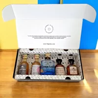 Caja de regalo con mini botellas de Tequila surtidas más tarjeta impresa personalizada. El regalo perfecto para ese jefe, compañero de trabajo, proveedor, cliente, pareja o amigo. Ideal para eventos o regalos corporativos, invitaciones para bodas, cumpleaños y cualquier situación que merezca un toque de lujo. – 78 Grados Deluxe – Pack de tequilas surtidas en minibotellitas.