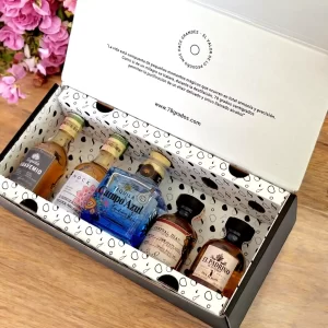 Caja de regalo con mini botellas de Tequila surtidas más tarjeta impresa personalizada. El regalo perfecto para ese jefe, compañero de trabajo, proveedor, cliente, pareja o amigo. Ideal para eventos o regalos corporativos, invitaciones para bodas, cumpleaños y cualquier situación que merezca un toque de lujo. - 78 Grados Deluxe - Pack de tequilas surtidas en minibotellitas.