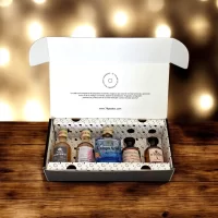 Caja de regalo con mini botellas de Tequila surtidas más tarjeta impresa personalizada. El regalo perfecto para ese jefe, compañero de trabajo, proveedor, cliente, pareja o amigo. Ideal para eventos o regalos corporativos, invitaciones para bodas, cumpleaños y cualquier situación que merezca un toque de lujo. – 78 Grados Deluxe – Pack de tequilas surtidas en minibotellitas.