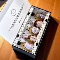 Caja con mini botellas de licores Colombianos (13) (8)-min