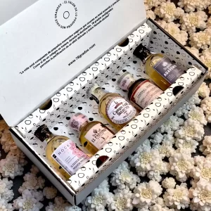 Caja de regalo con mini botellas de Tequilas Añejos más tarjeta impresa personalizada. El regalo perfecto para ese jefe, compañero de trabajo, proveedor, cliente, pareja o amigo. Ideal para eventos o regalos corporativos, invitaciones para bodas, cumpleaños y cualquier situación que merezca un toque de lujo. - 78 Grados Deluxe - Pack de tequilas surtidas en minibotellitas.