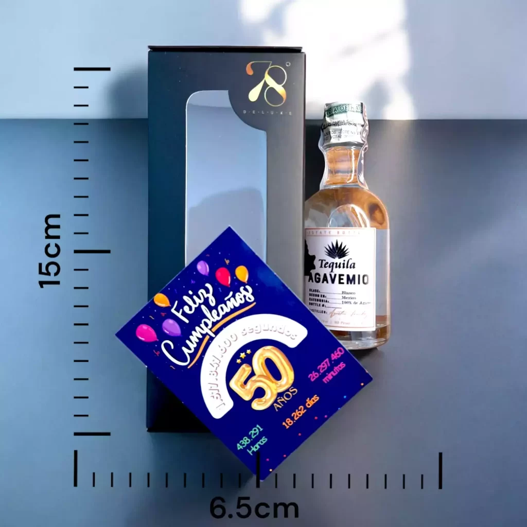 Tequila Tequila Agavemio Blanco en versión Mini Botella de 50 (mL). El Tequila Agavemío Blanco es una expresión de sabores naturales, elaborado al 100% con agave azul. Este tequila blanco se distingue por su pureza y versatilidad, siendo ideal para mezclar en tus cócteles favoritos.
