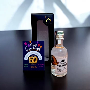 Tequila Tequila Agavemio Blanco en versión Mini Botella de 50 (mL). El Tequila Agavemío Blanco es una expresión de sabores naturales, elaborado al 100% con agave azul. Este tequila blanco se distingue por su pureza y versatilidad, siendo ideal para mezclar en tus cócteles  favoritos.