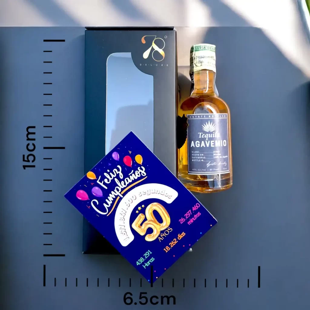 Tequila Agavemio Añejo en versión Mini Botella de 50 (mL). La minibotellita de Tequila Agavemío Añejo es una expresión refinada del agave azul tequilana Weber, cuidadosamente añejado para ofrecer una experiencia sensorial única. Este tequila se elabora en la Destiladora Del Valle de Tequila S.A. de C.V., ubicada en Tequila, Jalisco, México.