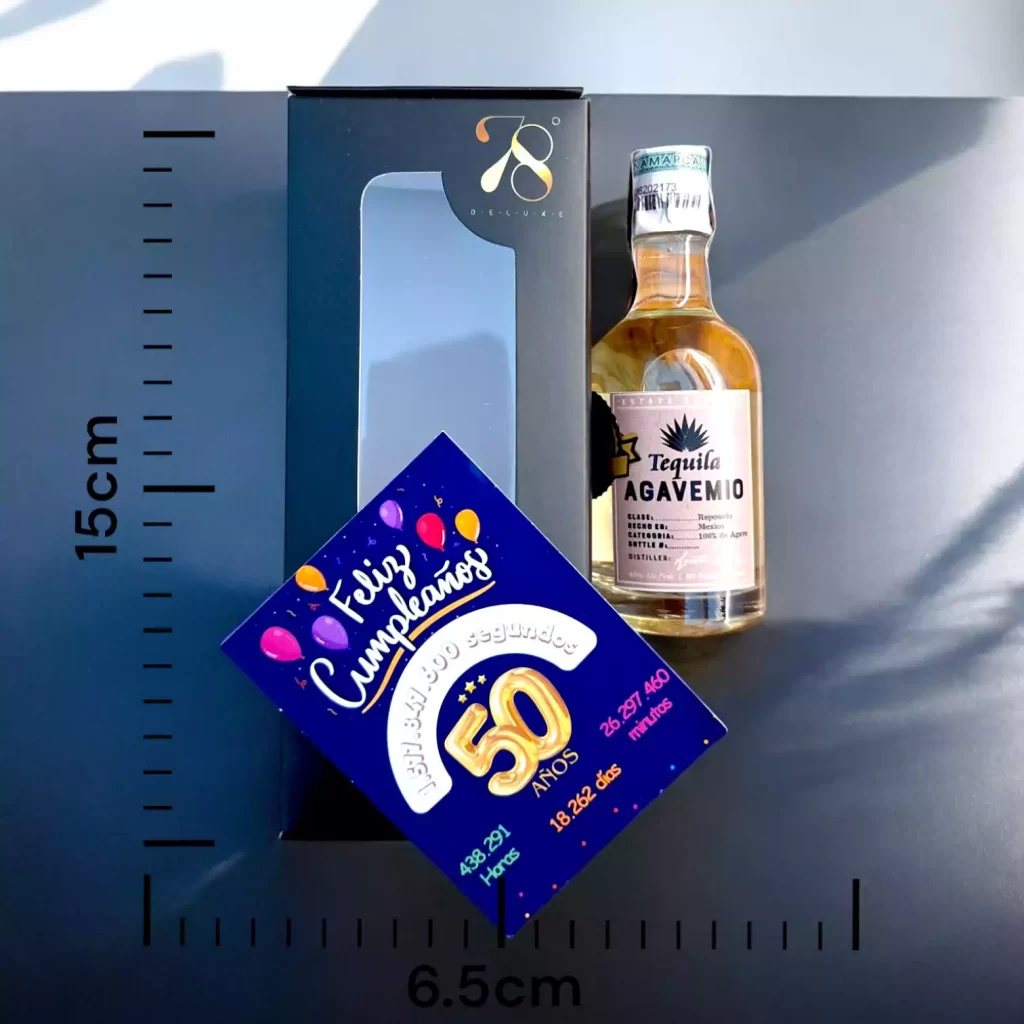 Tequila Agavemio Reposado en versión Mini Botella de 50 (mL). El Tequila Agavemío Reposado es una expresión premium que refleja la tradición y calidad de los tequilas mexicanos. Elaborado al 100% con agave azul tequilana Weber, este reposado ofrece una experiencia sensorial única, combinando la frescura del agave con las sutilezas aportadas por su tiempo de reposo en barricas de roble.