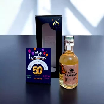 Tequila Agavemio Reposado en versión Mini Botella de 50 (mL). El Tequila Agavemío Reposado es una expresión premium que refleja la tradición y calidad de los tequilas mexicanos. Elaborado al 100% con agave azul tequilana Weber, este reposado ofrece una experiencia sensorial única, combinando la frescura del agave con las sutilezas aportadas por su tiempo de reposo en barricas de roble.