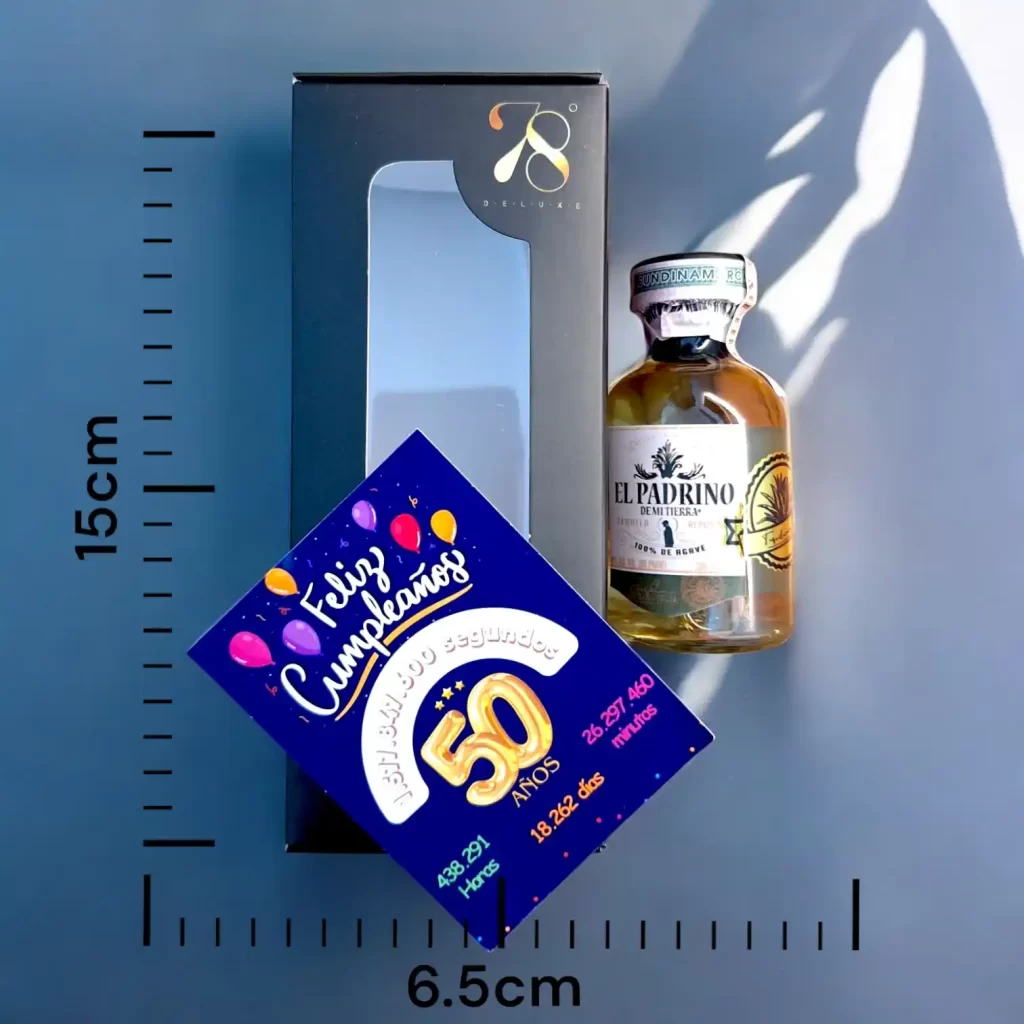 Tequila El Padrino Reposado en versión Mini Botella de 50 (mL). La mini botellita de Tequila El Padrino Reposado es una expresión ultra premium elaborada al 100% con agave azul tequilana Weber, cultivado en las regiones de los Altos y Valles de Jalisco, México. Este tequila se distingue por su complejidad y carácter, resultado de un cuidadoso proceso de añejamiento.