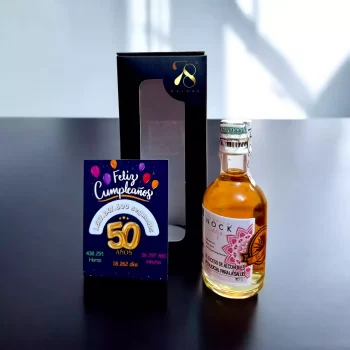 Tequila Nock Añejo en versión Mini Botella de 50 (mL). La mini botellita de Tequila Añejo es una expresión ultra premium elaborada al 100% con agave azul tequilana Weber, cultivado en las regiones de los Altos y Valles de Jalisco, México. Este tequila se distingue por su complejidad y carácter, resultado de un cuidadoso proceso de añejamiento.